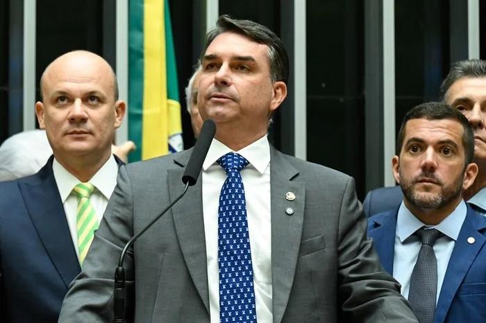 FLÁVIO BOLSONARO DEIXA O BRASIL APÓS DERROTA: BETS, VÍNCULOS COM SUSPEITOS DE MILÍCIA, IRMÃO CONDENADO E PRESSÕES DE TRUMP ACENDEM ALERTA SOBRE A DEMOCRACIA